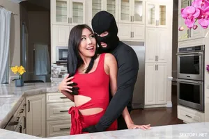 Anh Tần cặp kè với nữ thần cúp E "Bảo Nhị", một người mẫu thiên thần cao 172cm sinh năm 1996, là nữ phát thanh viên chuyên nghiệp trên một sân khấu nào đó, con gái của một ông chủ siêu thị lớn, một người da trắng thực thụ, giàu có và xinh đẹp...