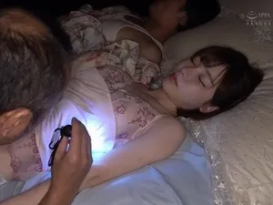 Anh nhân viên văn phòng đang dâm đãng thì bị em lao công nhìn thấy