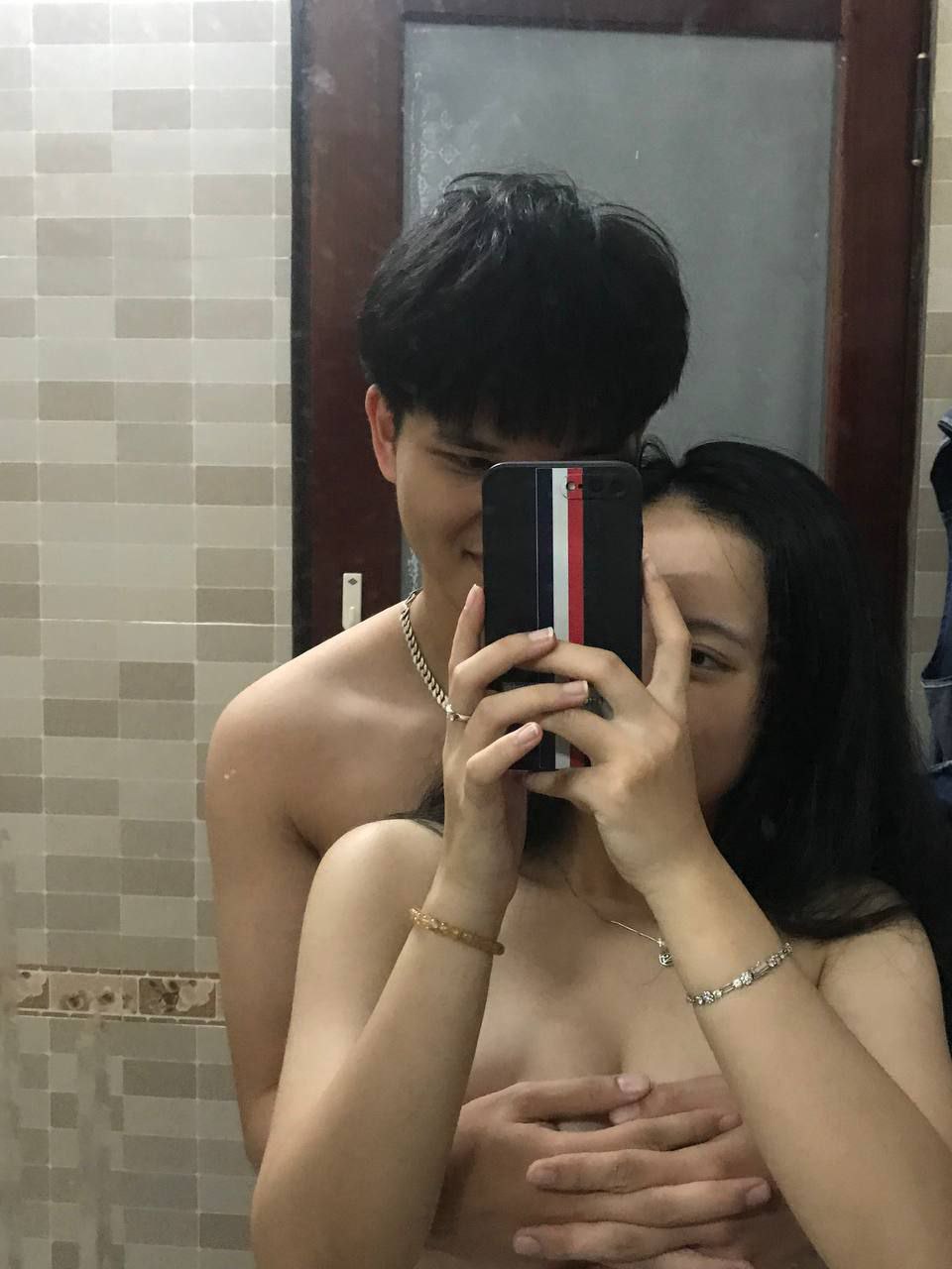 Phang lồn con dâu dễ thương bím hồng
