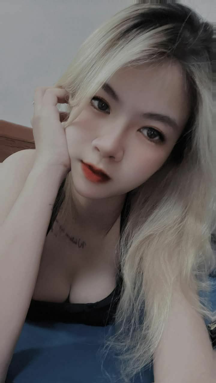 Khi internet chập chờn, bunny colby gọi kỹ thuật đến và đó là một anh da đen